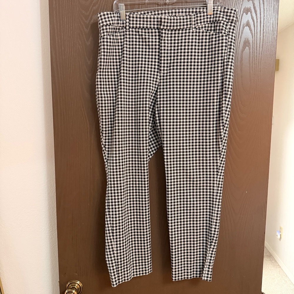 Old Navy Black and White Checkered Pixie Pants